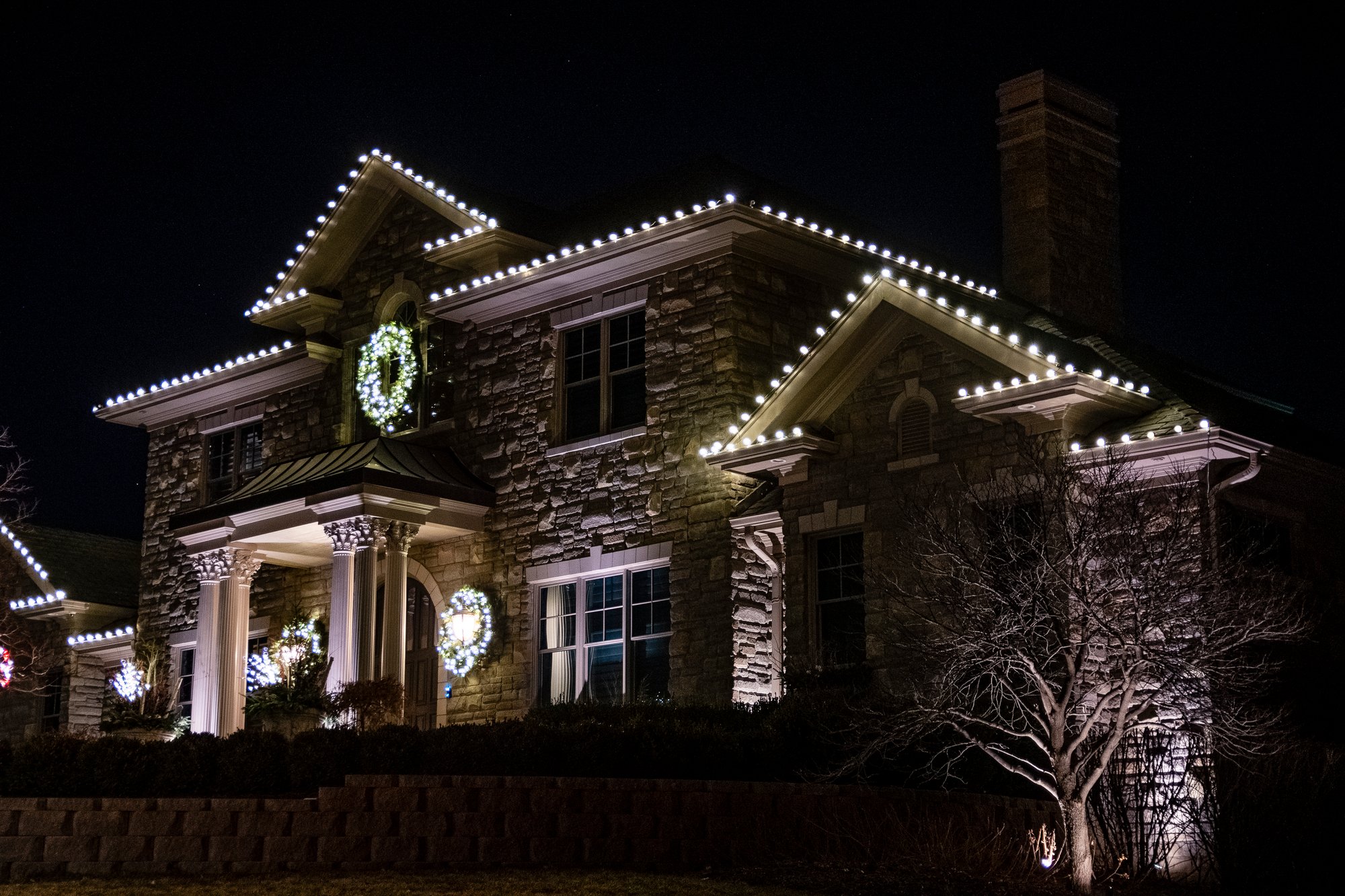 holiday-christmas-house-white-lights